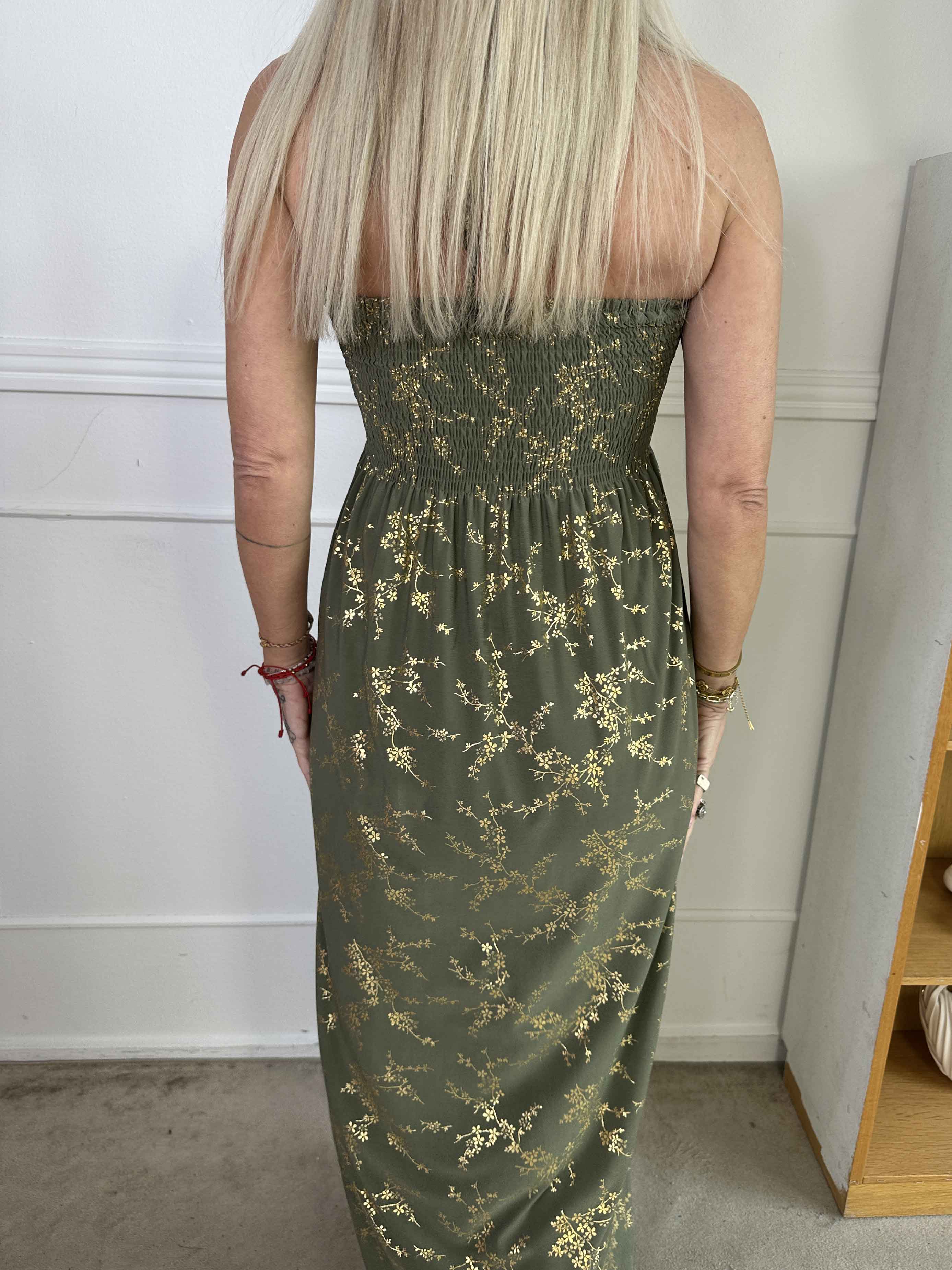 Lainey - Lang kjole med guldprint og smock henover brystet